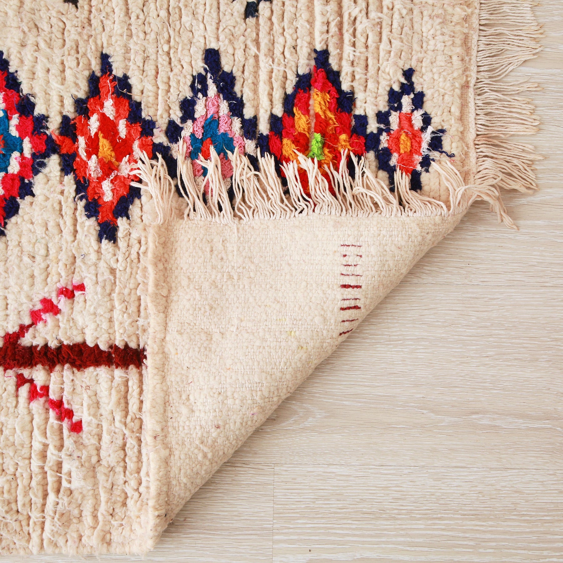 retro di un tappeto azilal vintage con rombi colorati su base bianca