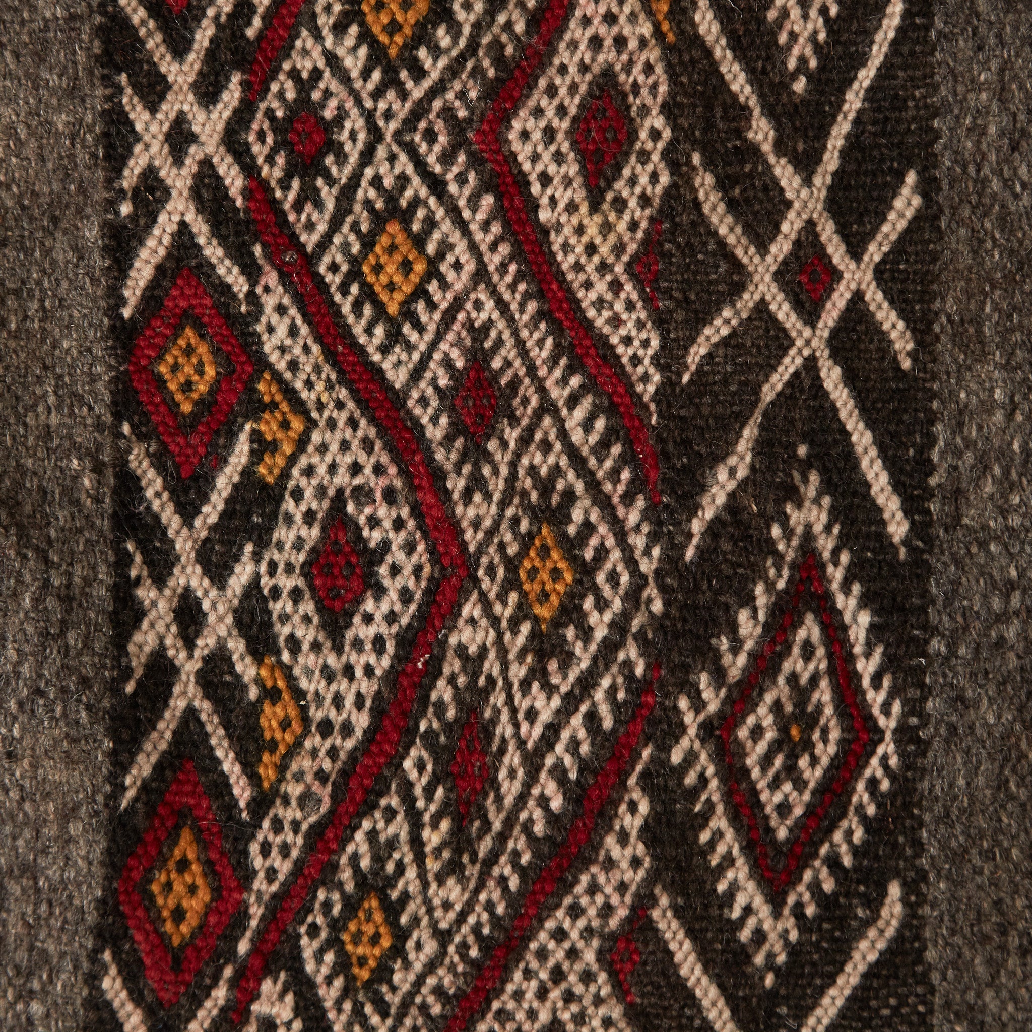 dettaglio dei ricamo tradizionali di un tappeto beni mguild vintage
