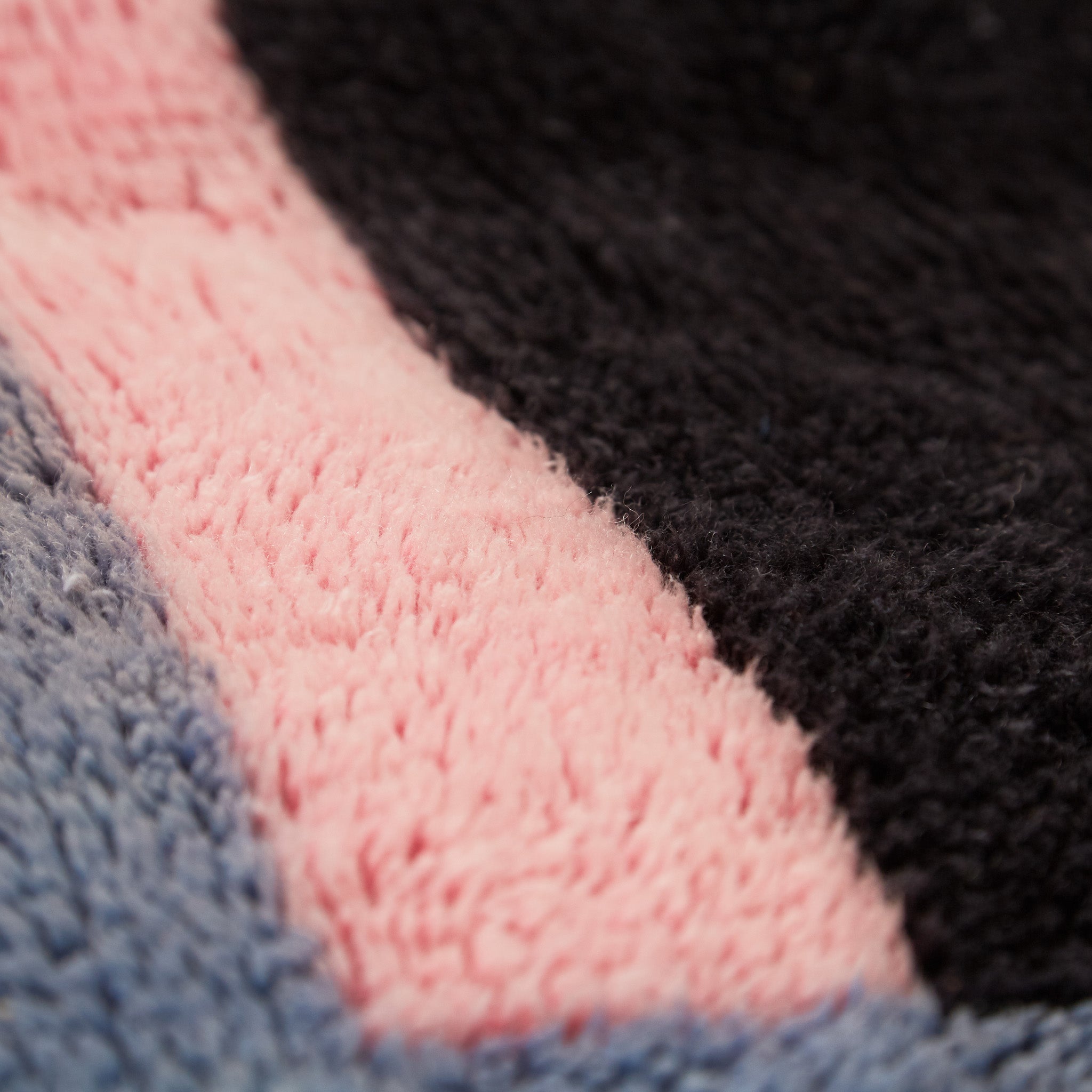 primo piano dei peli di inala rosa azzurra e nera di un tappeto beni mrirt