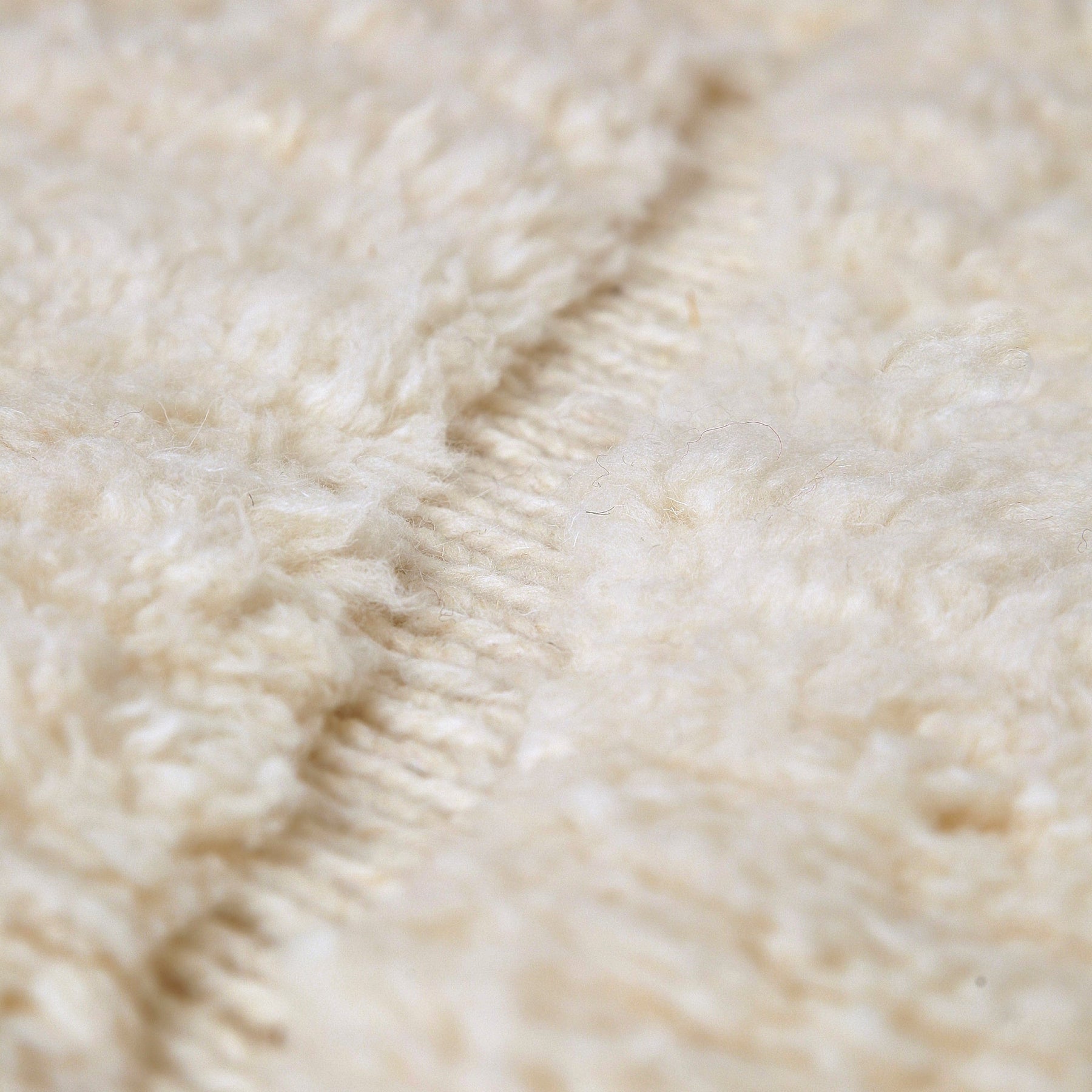 dettaglio ravicinato della lana bianca e dell'annodatura di un tappeto beni mrirt