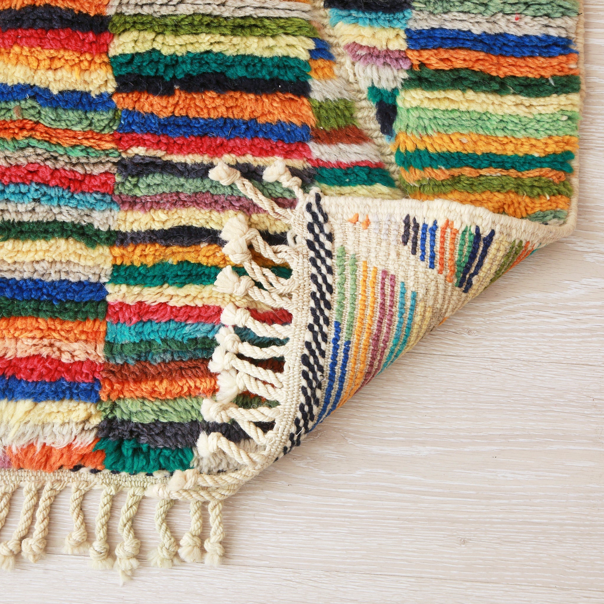 retro del tappeto beni mrirt colorato da corridoio per vedere la qualità e la precisione dei nodi