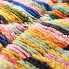 foto ravvicinata della lana colorata che evidenzia i lunghi peli di lana tinta in tonalità pastello