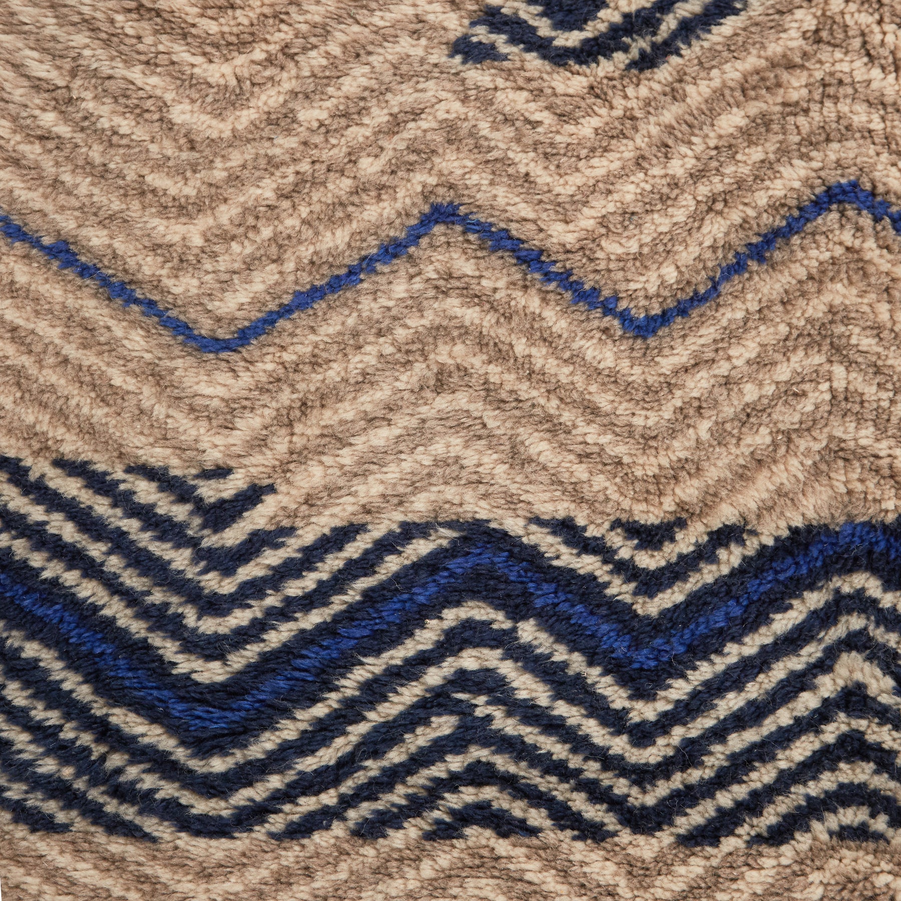 dettaglio di una parte di un tappeto beni mrirt design contemporaneo color tortora bianco linee blu