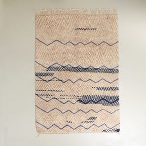 tappeto beni mrirt design contemporaneo color tortora bianco linee blu disteso