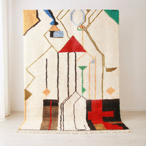 tappeto beni mrirt con disegni geometrici astratti e linee dai colori pastello, appeso.