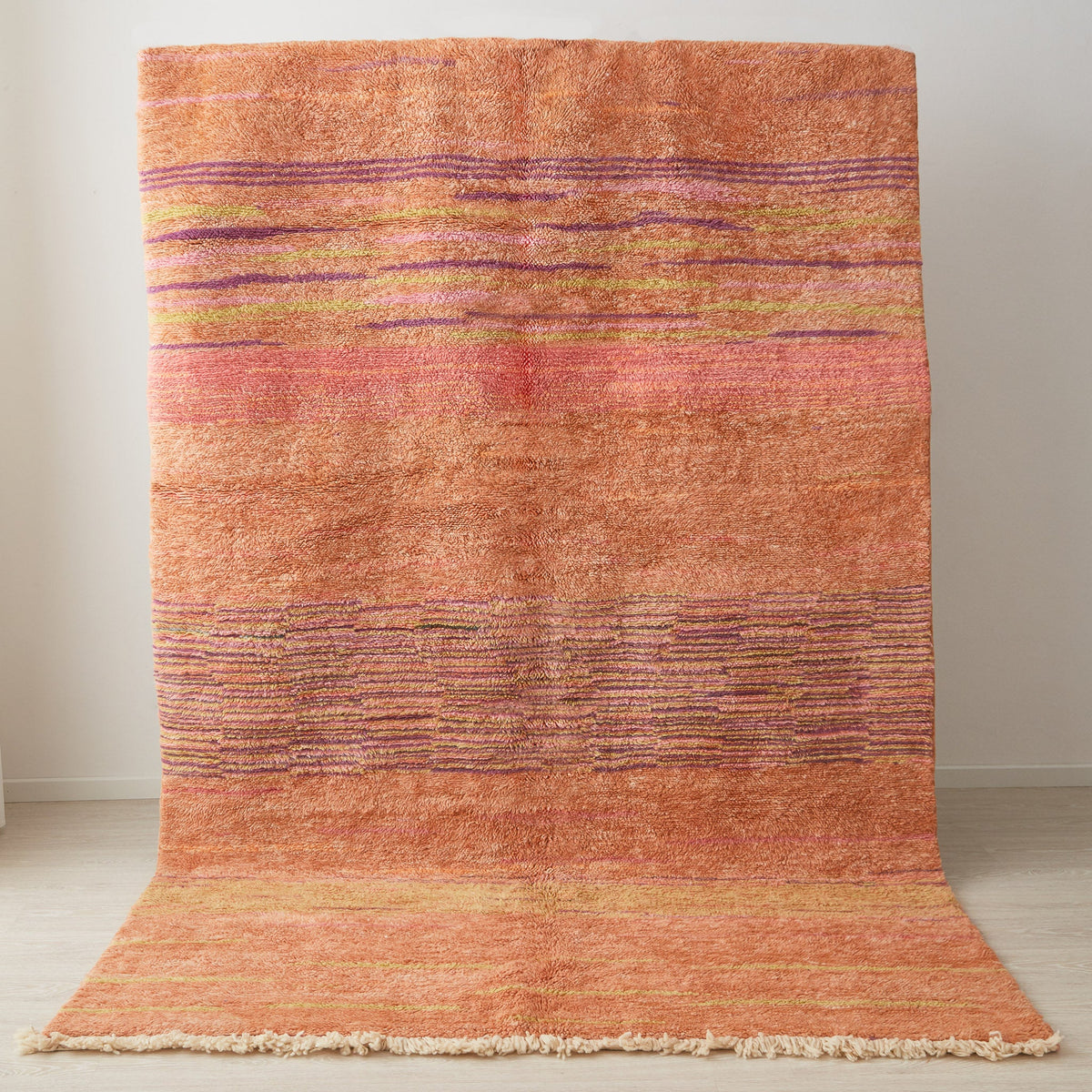 tappeto beni mrirt con morbido pelo lungo a tinta unita in posizione verticale