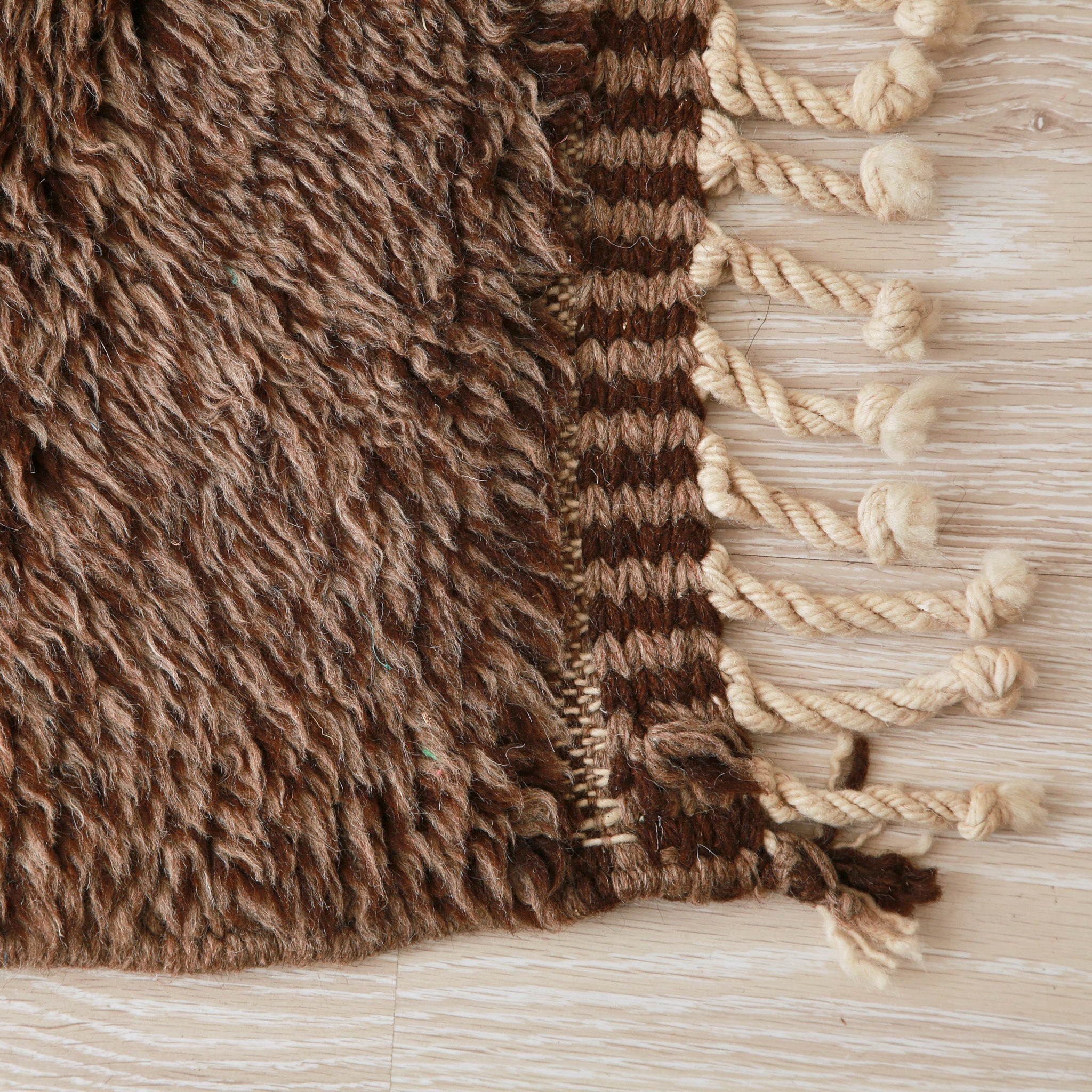 angolo del tappeto beni mrirt realizzato in lana naturale marrone
