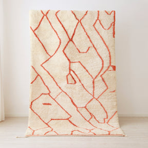 tappeto beni mrirt bianco con linee arancioni appeso