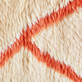 dettaglio della lana del tappeto per mettere in evidenza i lunghi peli bianchi e arancioni