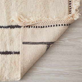 tappeto beni mrirt in morbida lana a pelo lungo con righe nere su base bianca dettaglio retro