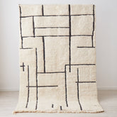 tappeto beni mrirt in morbida lana a pelo lungo con righe nere su base bianca in posizione verticale