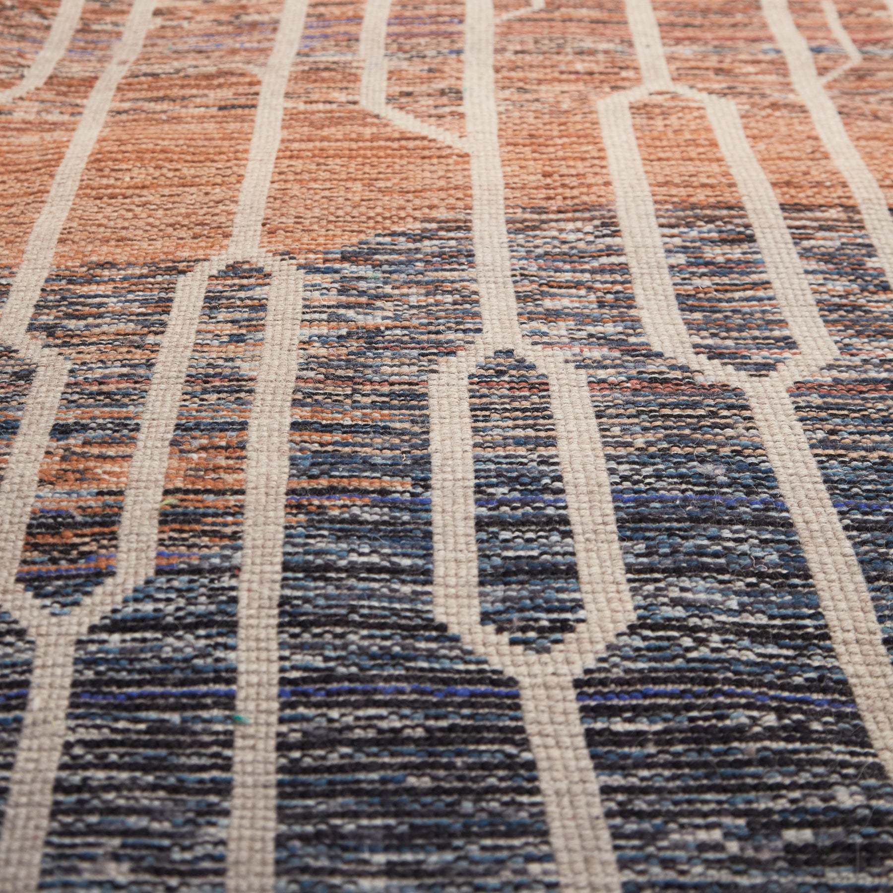 dettaglio della lavorazione precisa di un tappeto beni mrirt molto grande con sfumature blu rosse arancioni e linee bianche