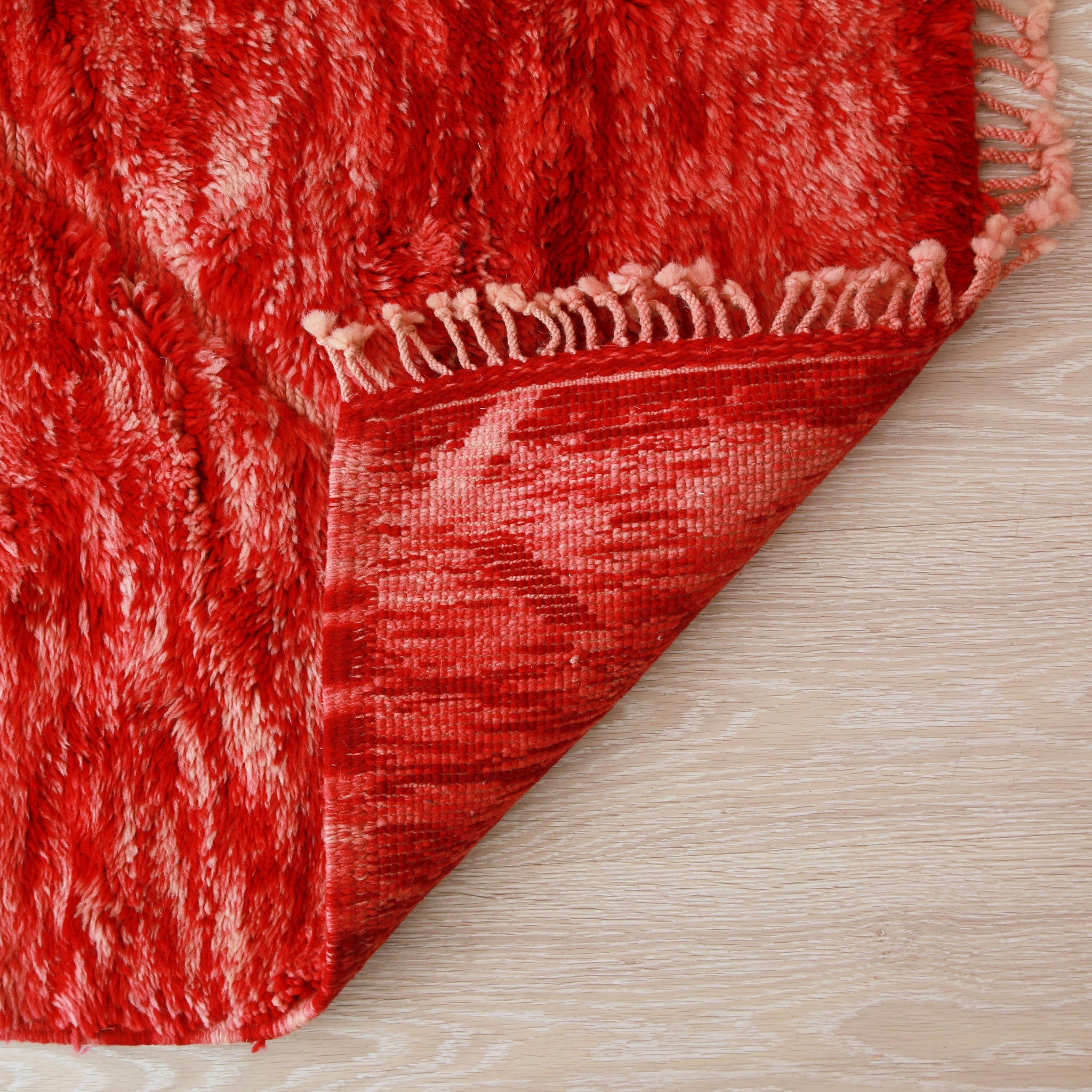 retro di un tappeto beni mrirt rosso che risalta la qualità e la precisione dei nodi e delle finiture laterali