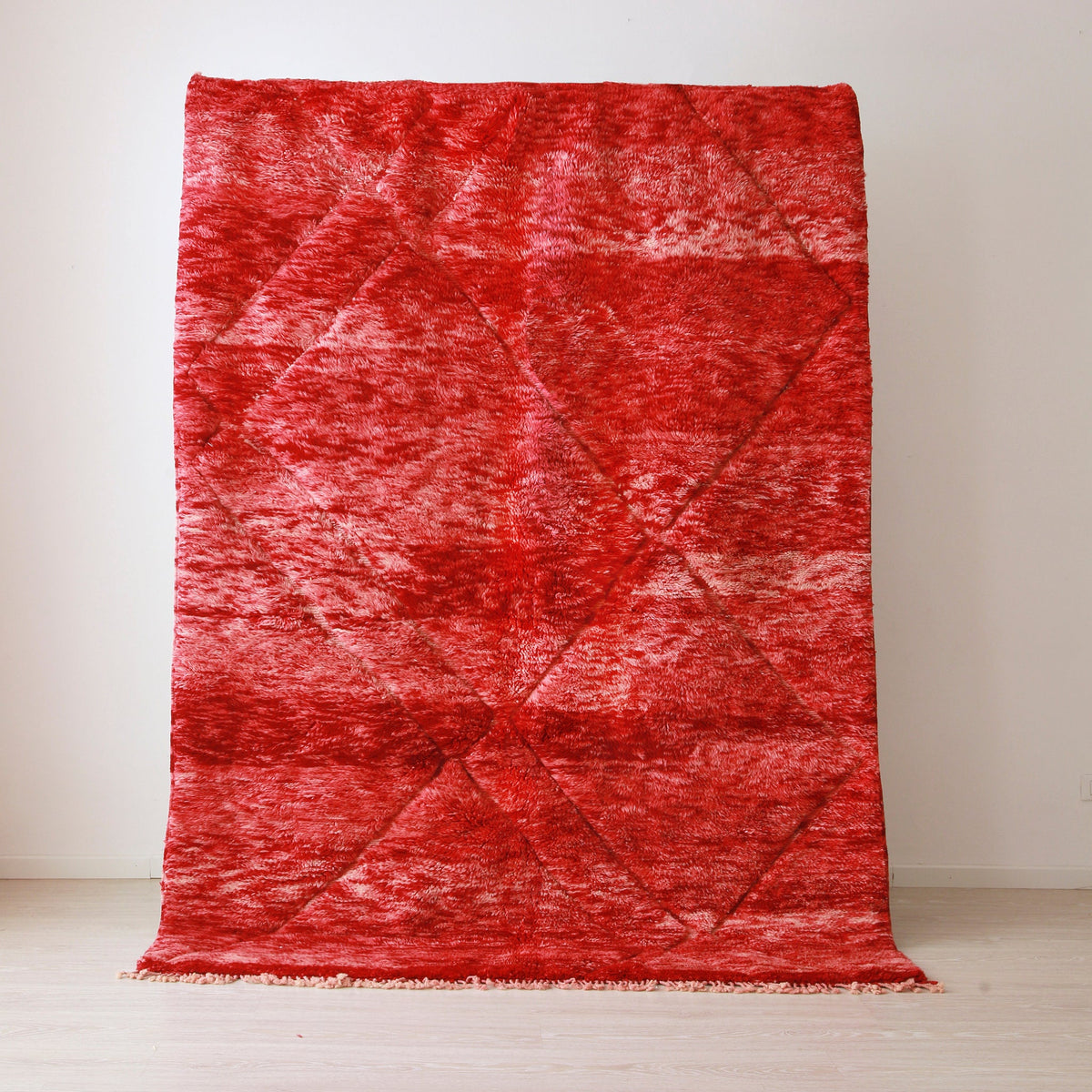 tappeto beni mrirt realizzato in a mano con lana di colore rosso appeso