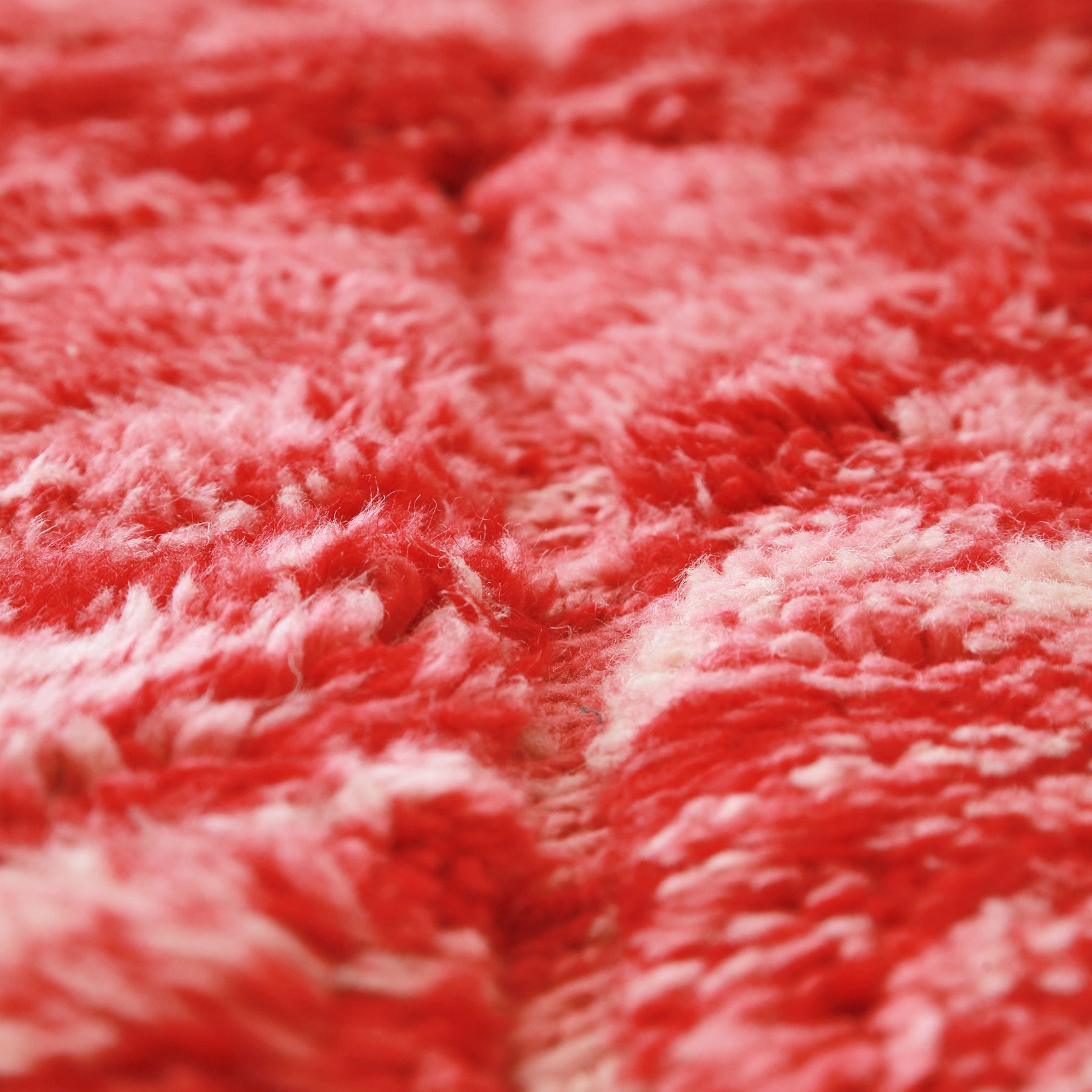 questa foto mette in risalto una delle linee prive di lana presenti in questo tappeto di lana rossa.