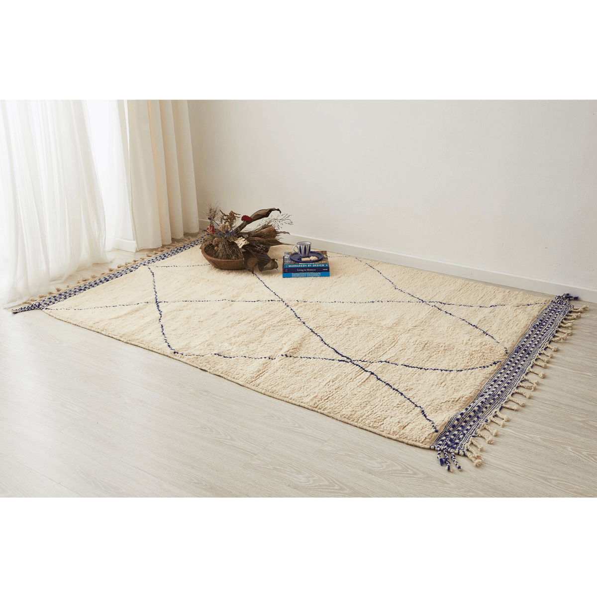 tappeto beni ourain bianco con rombi e lati corti blu disteso sul pavimento