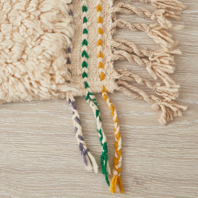 tappeto beni ourain con morbido pelo lungo di colore bianco con linee e frange di diversi colori dettaglio dell'angolo con tre tipi di frange