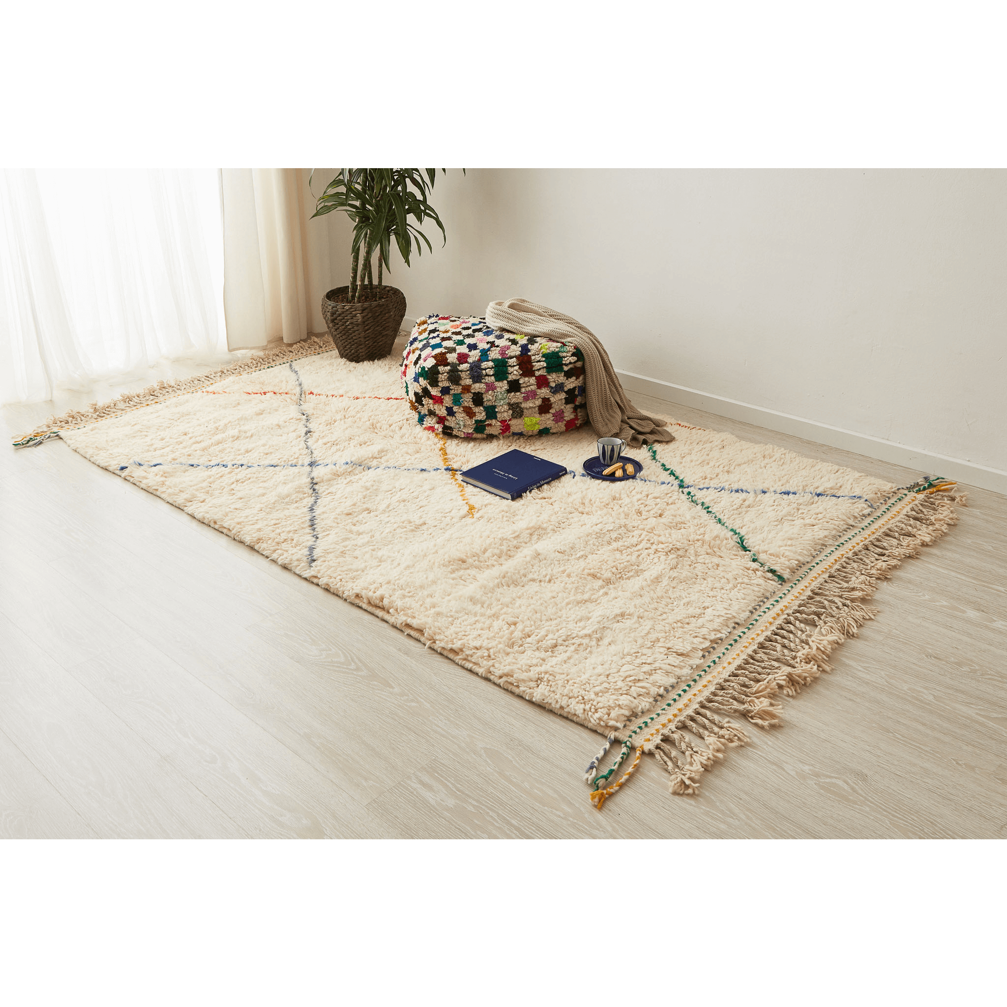 tappeto beni ourain con morbido pelo lungo di colore bianco con linee e frange di diversi colori disteso sul pavimento