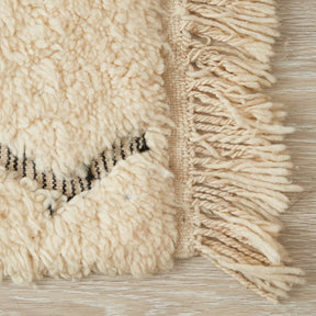 tappeto beni ourain con linee spezzate nere a pelo lungo bianco dettaglio angolo e frangia