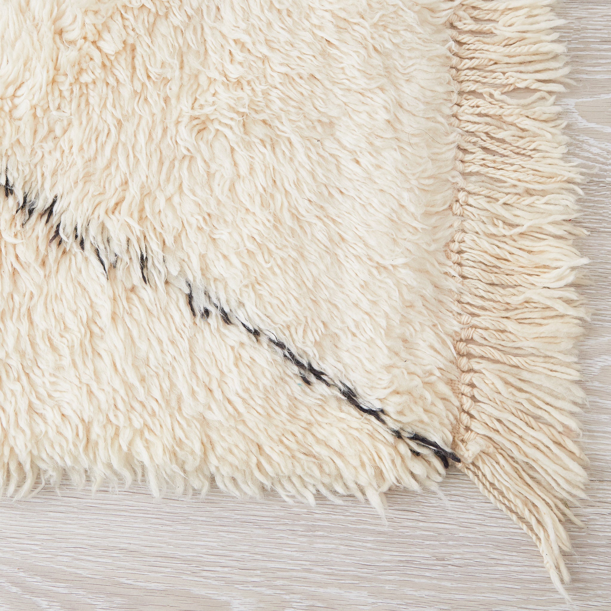 tappeto beni ourain marmoucha a tinta unita con morbido pelo lungo dettaglio dell'angolo e della frangia