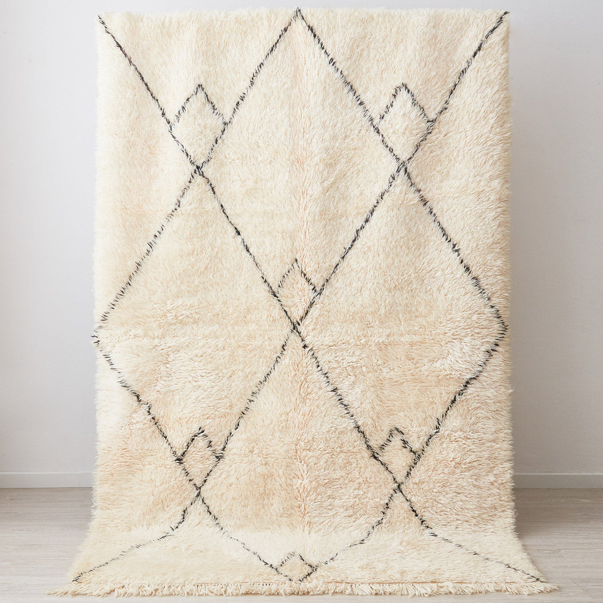 tappeto beni ourain marmoucha a tinta unita di colore chiaro con morbido pelo lungo in posizione verticale