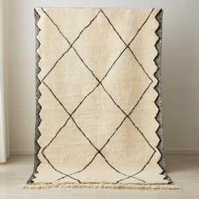 tappeto beni ourain in tinta unita con rombi e bordi neri in posizione verticale