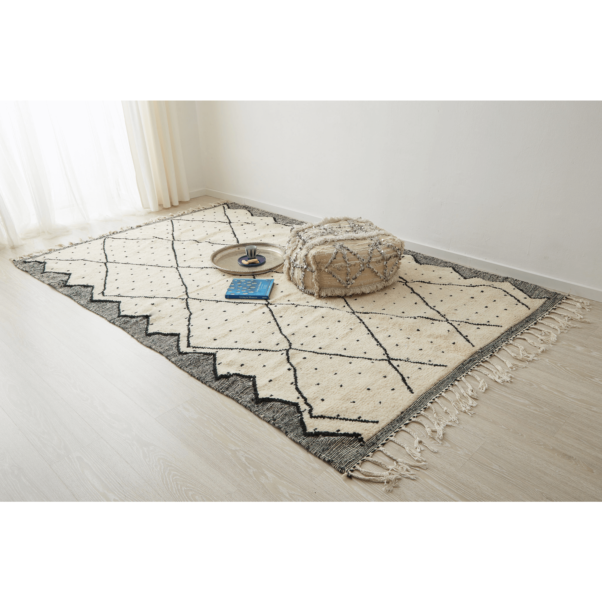 tappeto beni ourain con disegni geometrici a rombi e pois neri  e lati scuri disteso sul pavimento