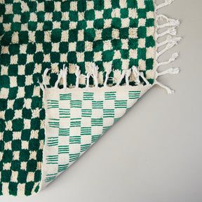 dettaglio del retro di un tappeto beni ourain a scacchiera bianca verde 