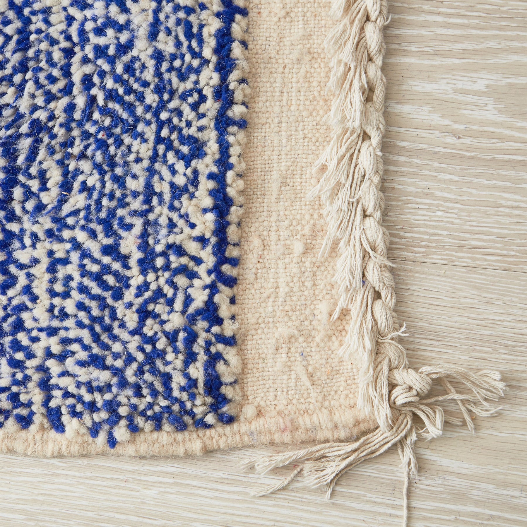 tappeto beni ourain a tinta unita con colore blu melange dettaglio della frangia bianca