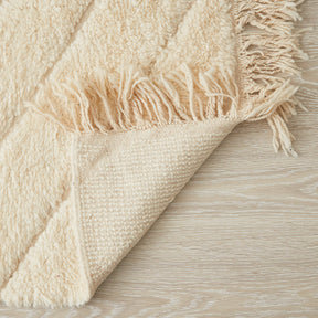 tappeto beni ourain a tinta unita con pelo lungo con rombi dettaglio dell'angolo e del retro