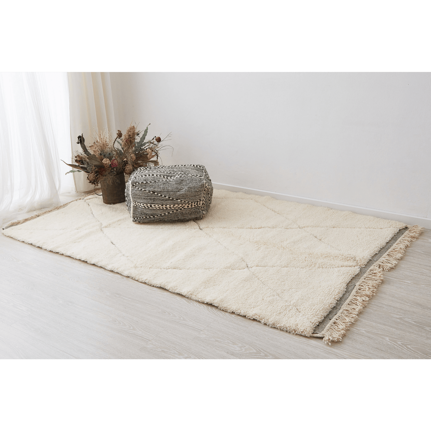 tappeto beni ourain con morbido pelo lungo a tinta unita e disegni geometrici con leggera rasatura disteso sul pavimento