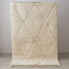 tappeto beni ourain con morbido pelo lungo a tinta unita e disegni geometrici con leggera rasatura in posizione verticale