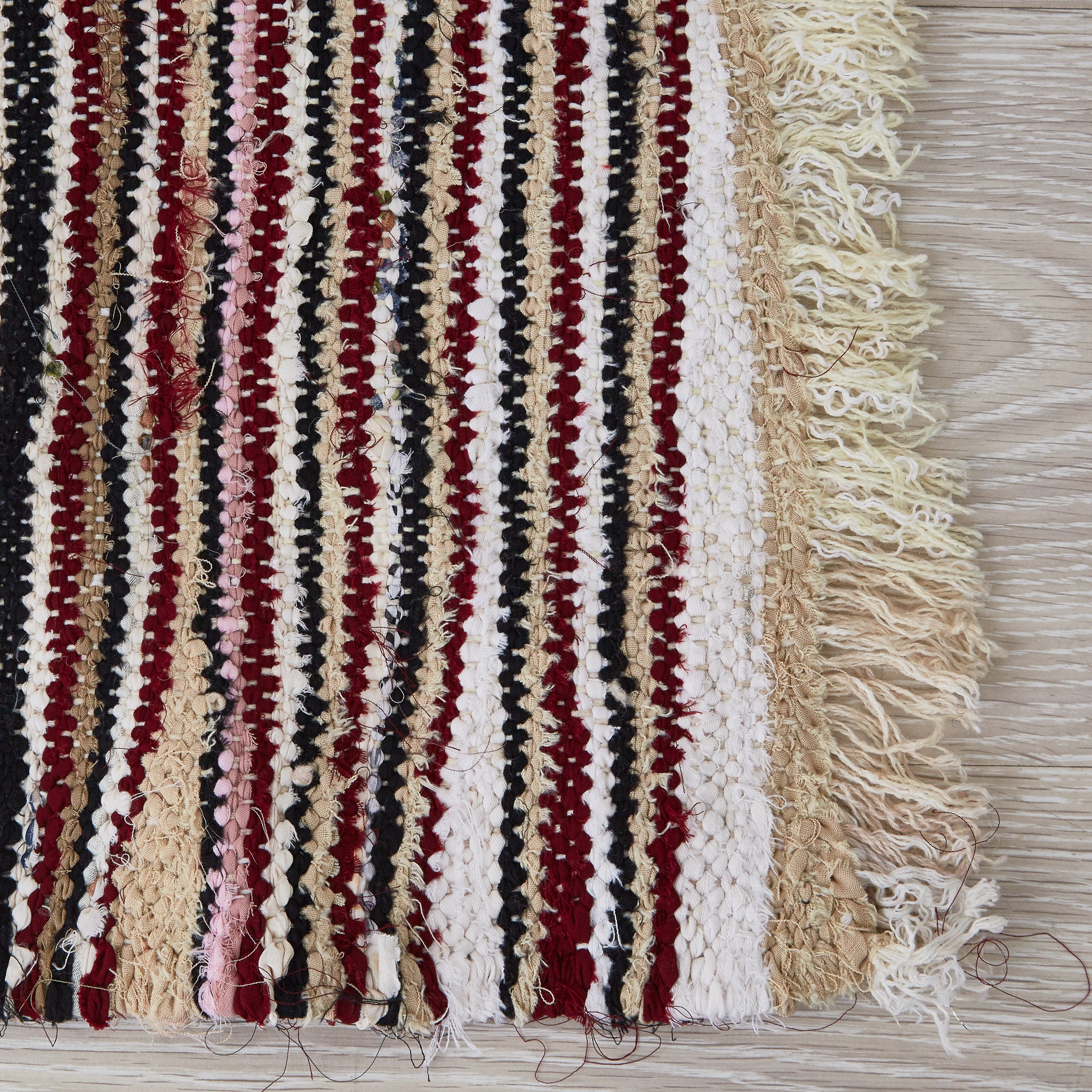 tappeto boucherouite per cameretta a tessitura piatta con cammelli scuri dettaglio angolo