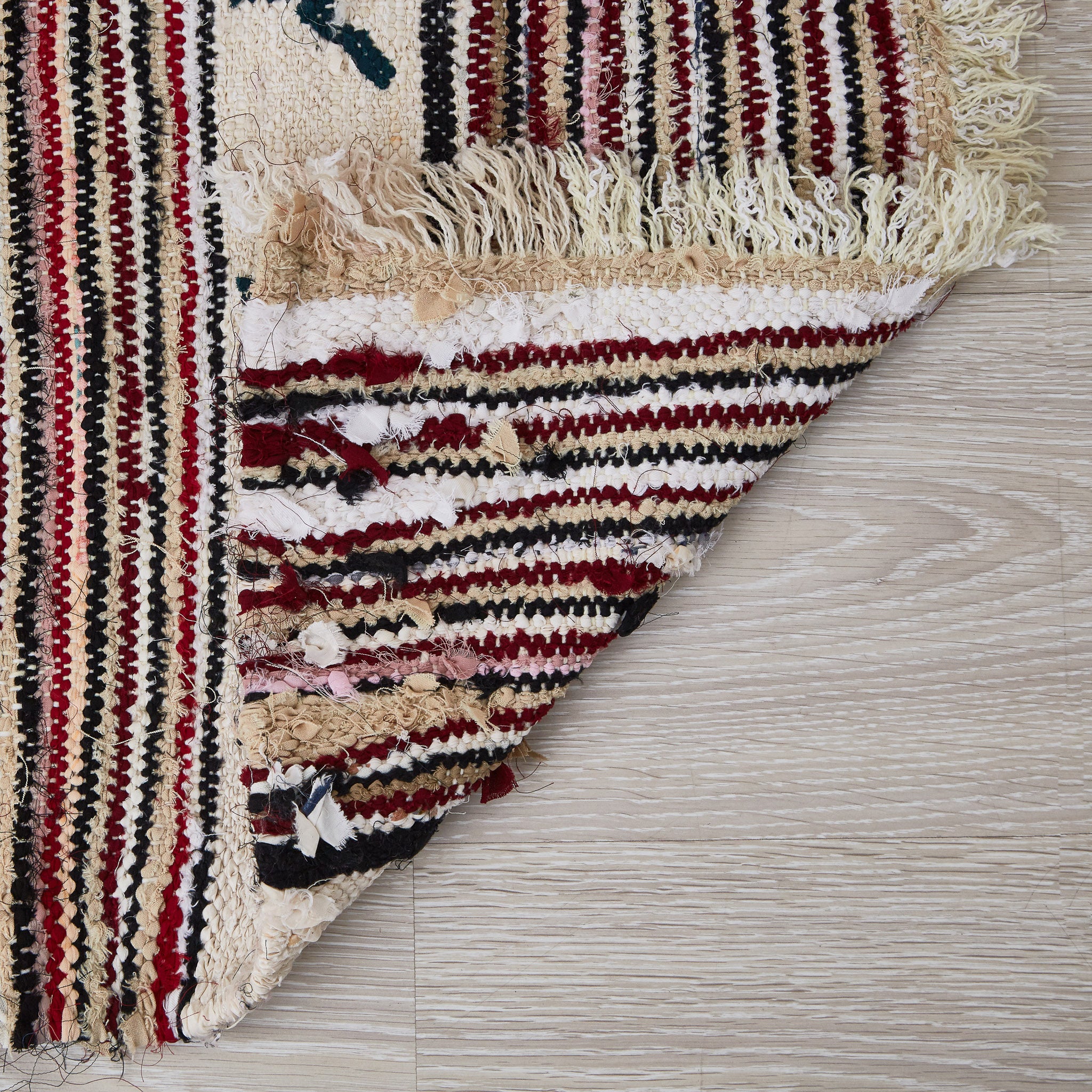 tappeto boucherouite per cameretta a tessitura piatta con cammelli scuri dettaglio retro