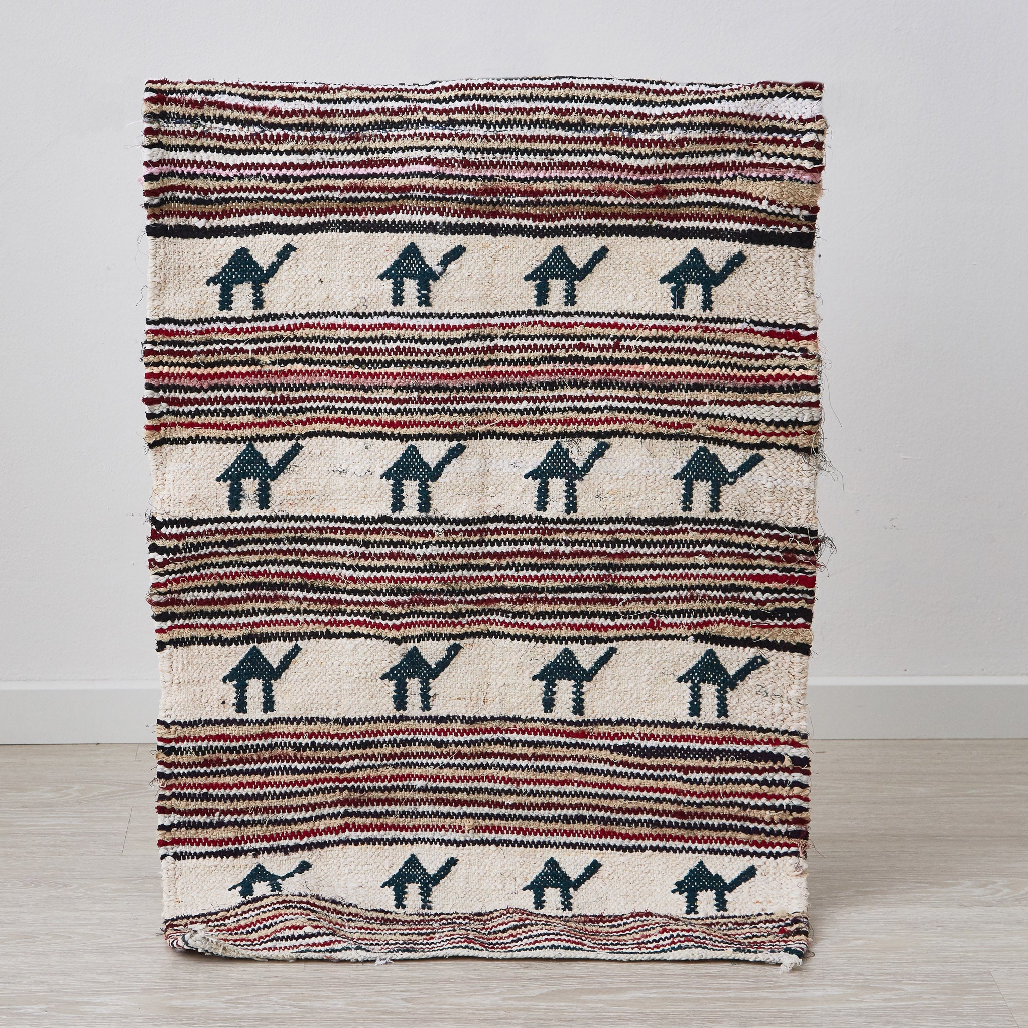 tappeto boucherouite per cameretta a tessitura piatta con cammelli scuri in posizione verticale