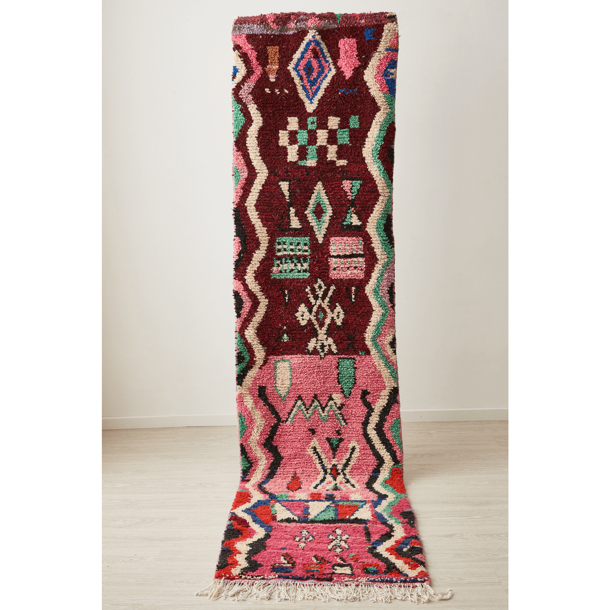 tappeto boujaad per corridoio con rosa bordeaux e verde acqua dominanti, con simboli e forme geometriche a pelo corto