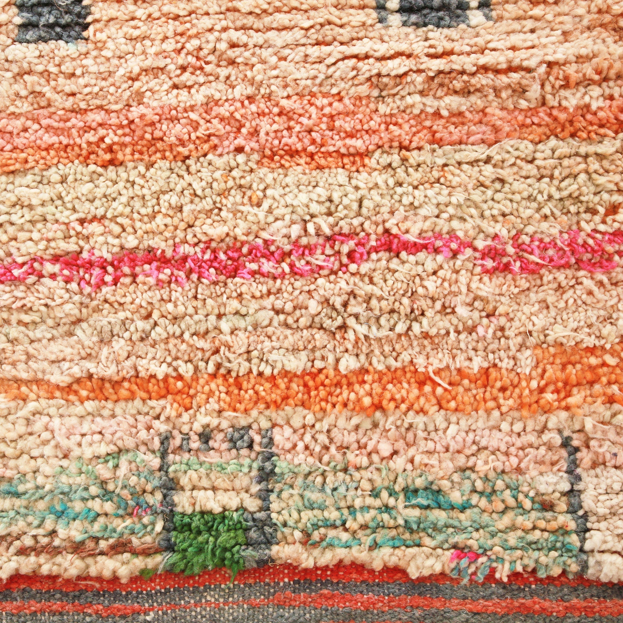 dettaglio del lato del tappero boujaad che mette in risalto la lana utilizzata per sua tessitura