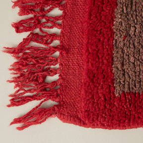 dettaglio della frangia del pelo rosso e grigio di un tappeto boujaad vintage
