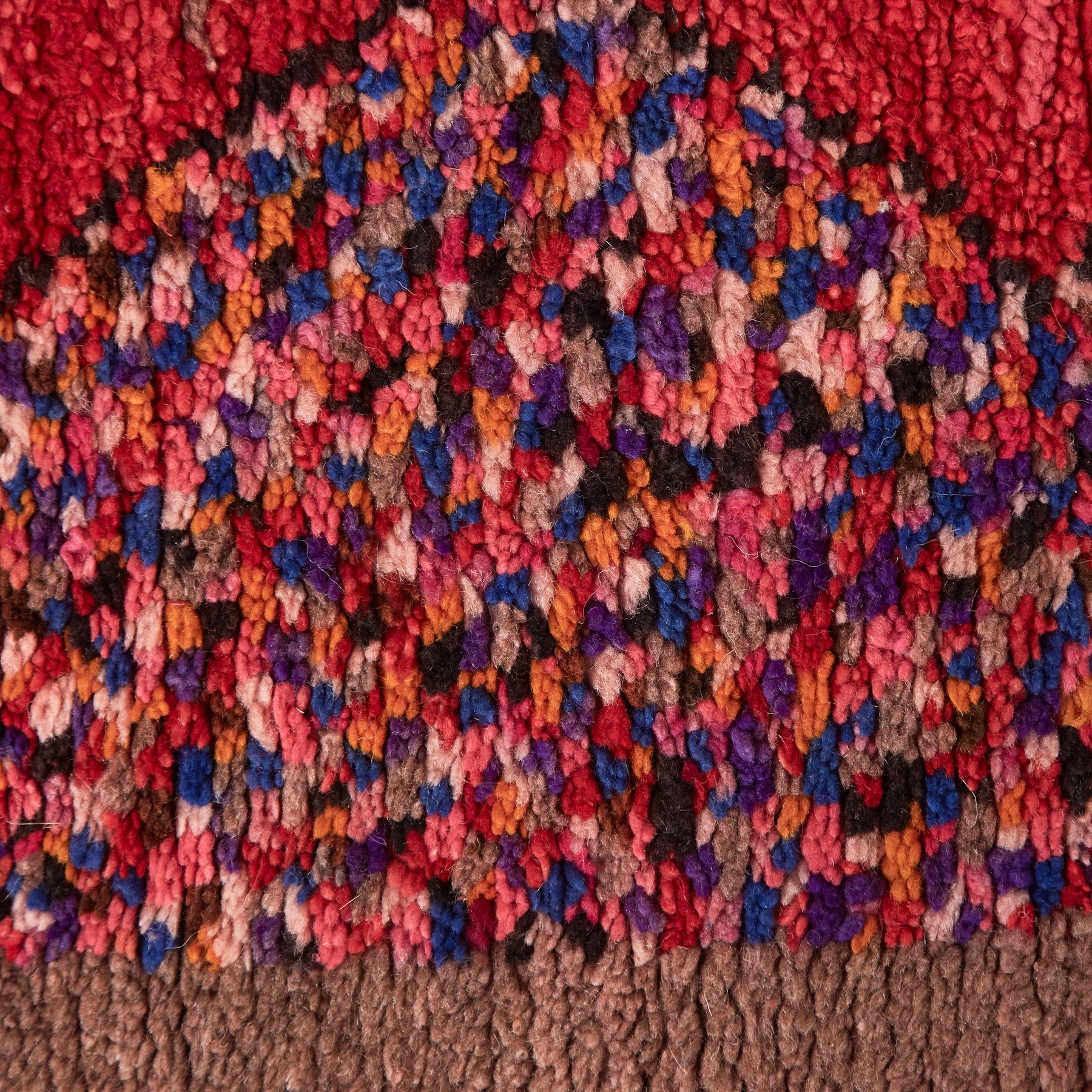 dettaglio della lana di diversi colore come sfumature di rosa rosso viola bianco arancione