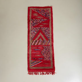tappeto passatoia boujaad vintage su base in lana rossa disteso
