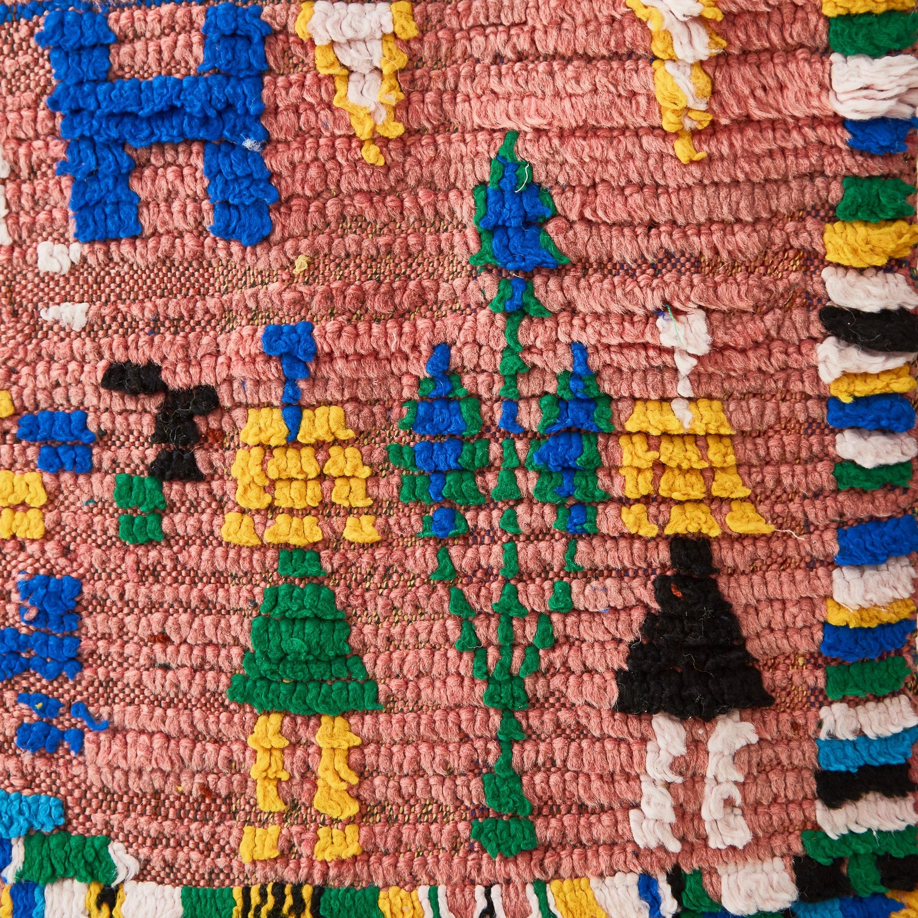 tappeto boujaad vintage per corridoio multicolore con disegni realistici e astratti  dettaglio di due donne 