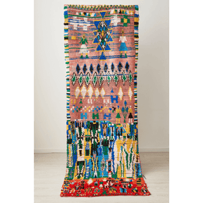 tappeto boujaad vintage per corridoio multicolore con disegni realistici e astratti, appeso astrati posizionato in verticale