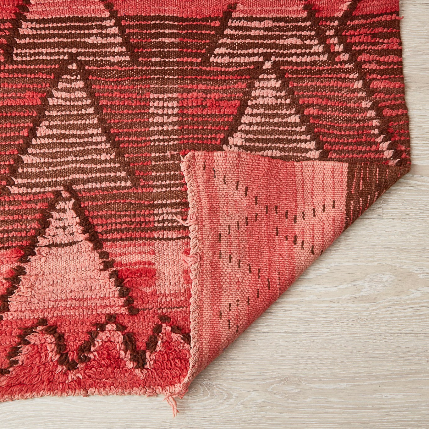 tappeto boujaad vintage per corridoio con triangoli dettaglio retro e bellissimi segni dell'usura del tempo