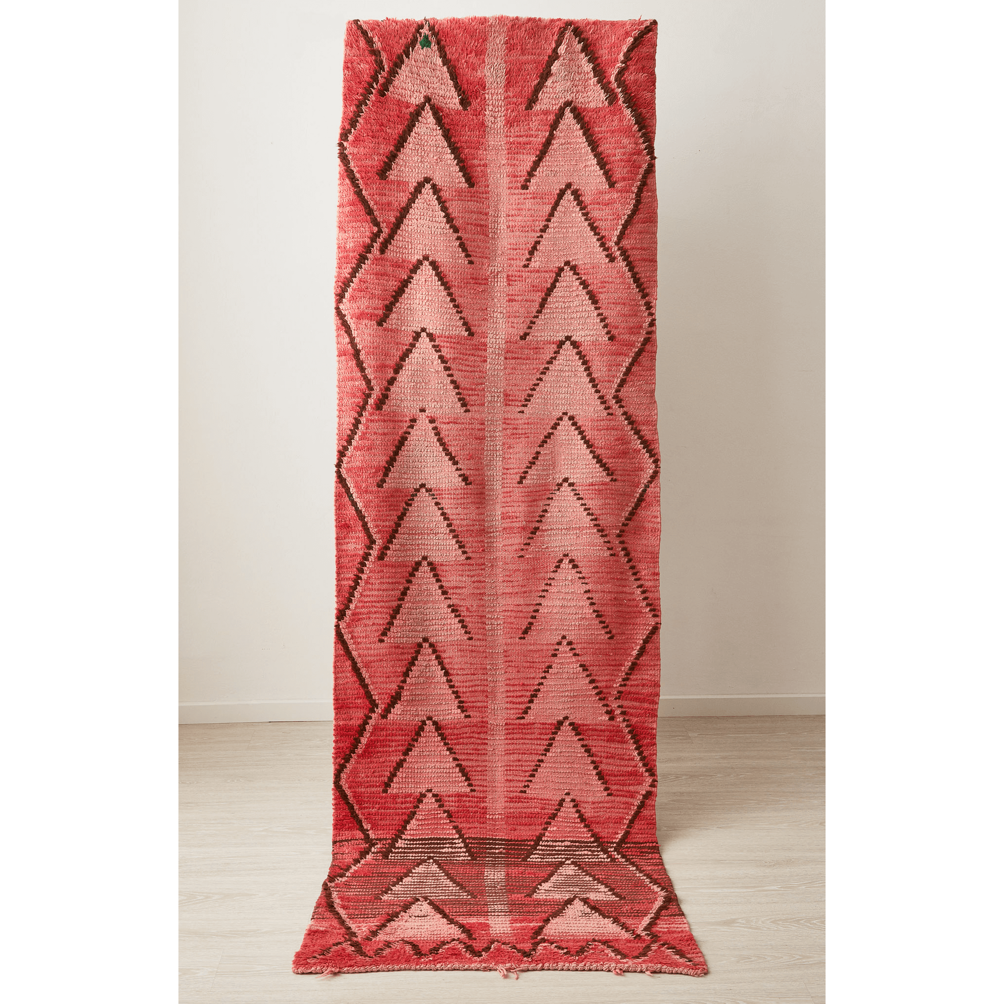 tappeto boujaad vintage per corridoio con triangoli posizionato in verticale