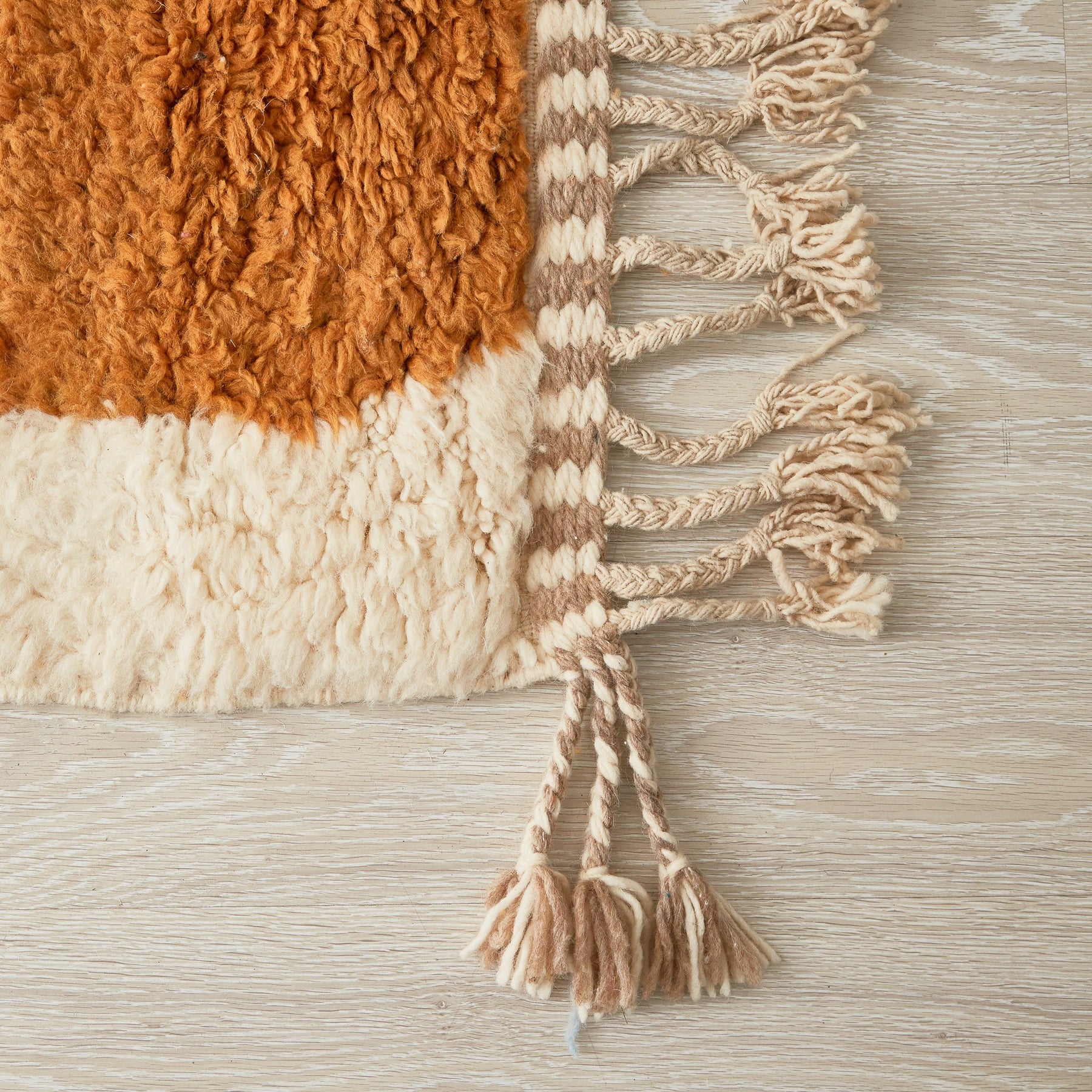 tappeto contemporaneo colorato su base bianca a pelo lungo e doppia frangia dettaglio dell'angolo con la doppia frangia