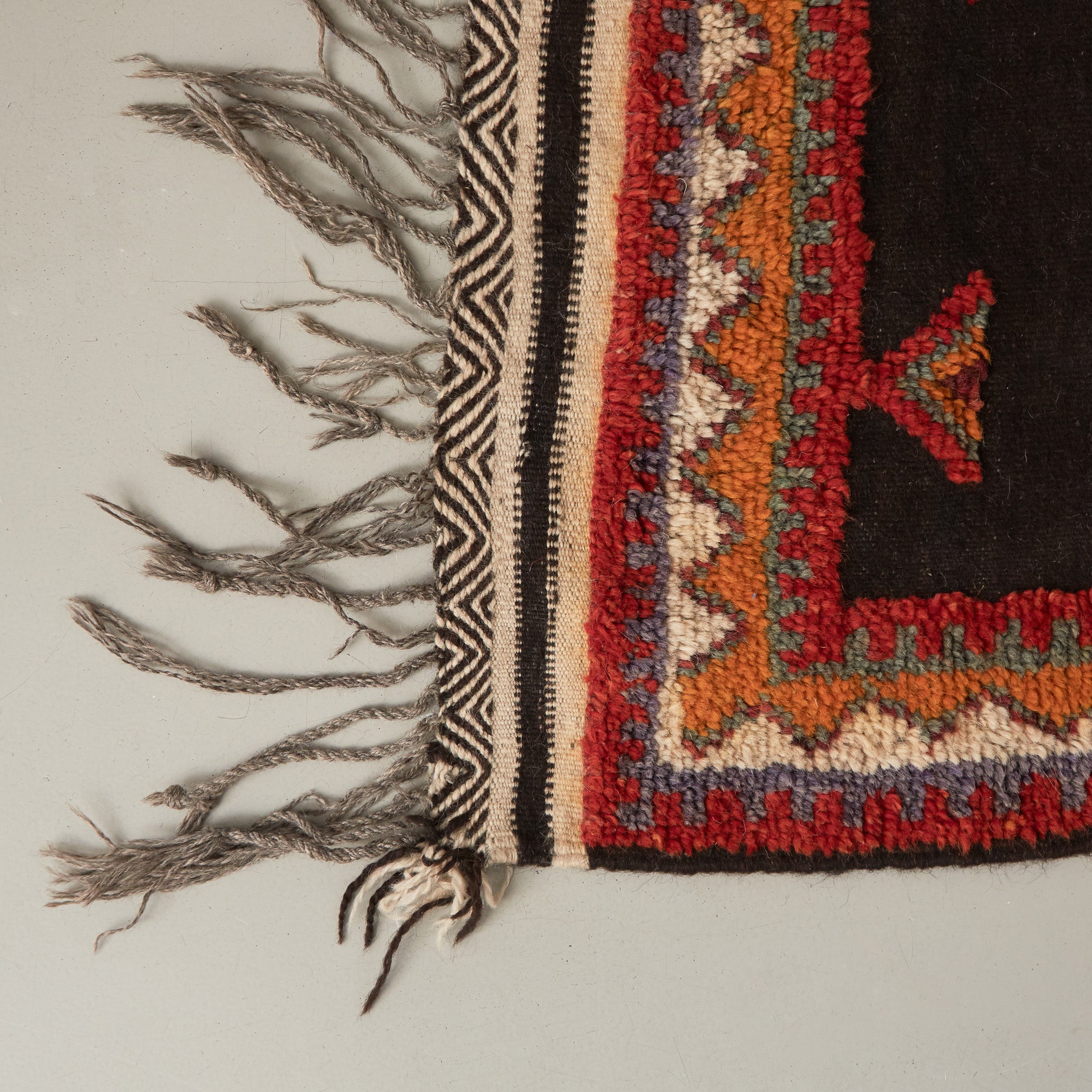dettaglio dell'angolo del pelo corto e della frangia elaborata tappeto glaoui vintage a tessitura piatta con lana annodata grande corridoio