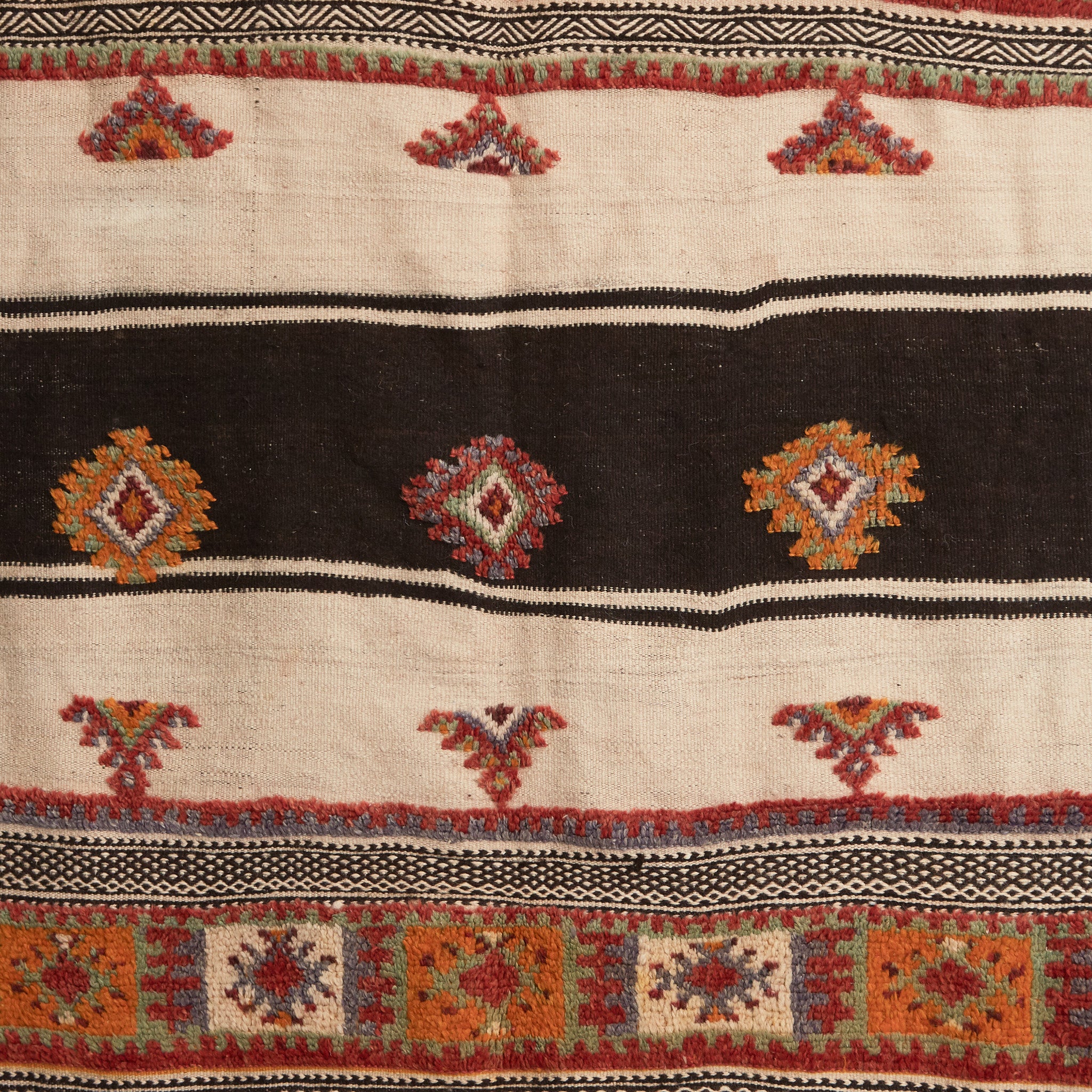 dettaglio della lavorazione di un tappeto tappeto glaoui vintage a tessitura piatta con lana annodata grande corridoio