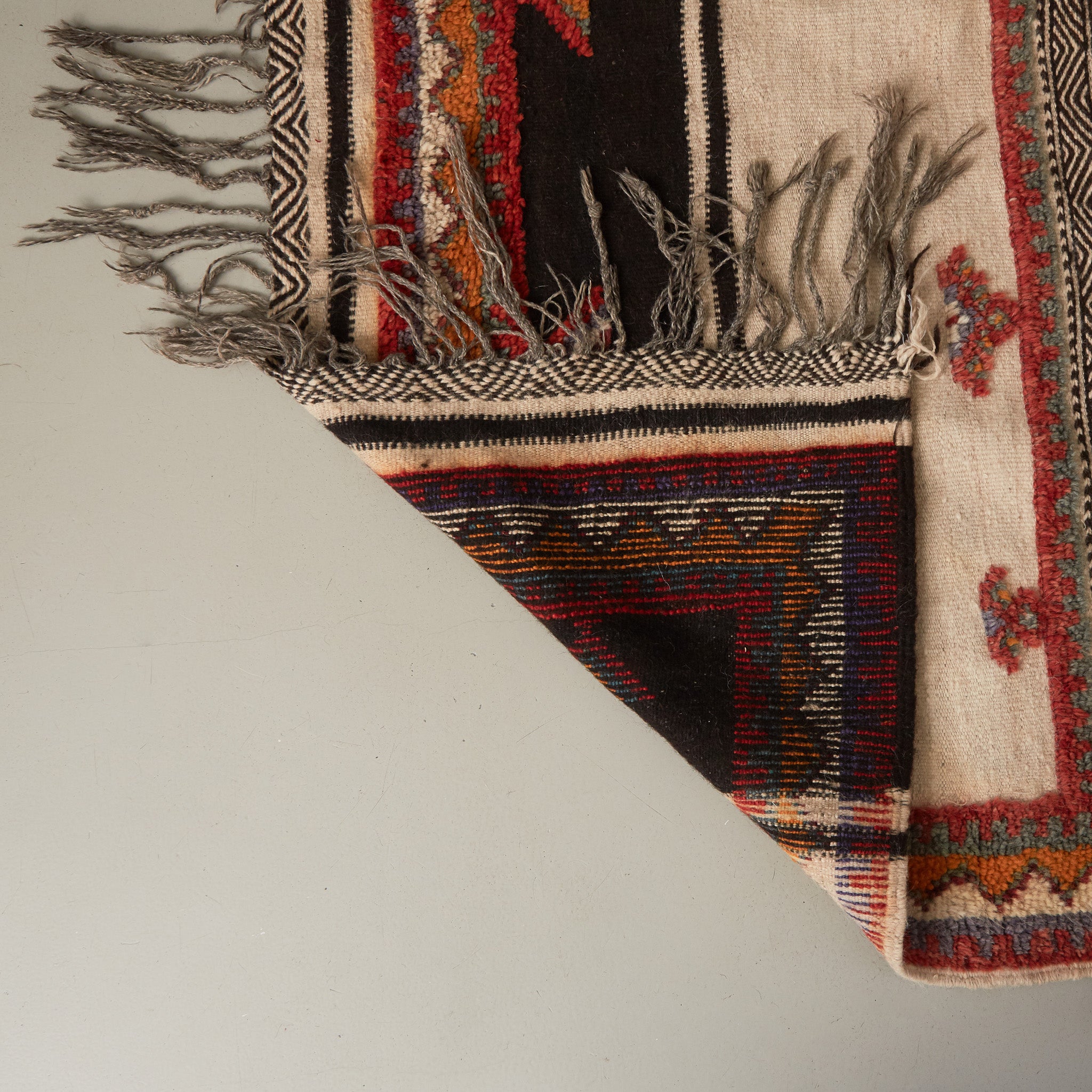 dettaglio del retro e dei nodi ravvicinati di un tappeto glaoui vintage a tessitura piatta con lana annodata grande corridoio