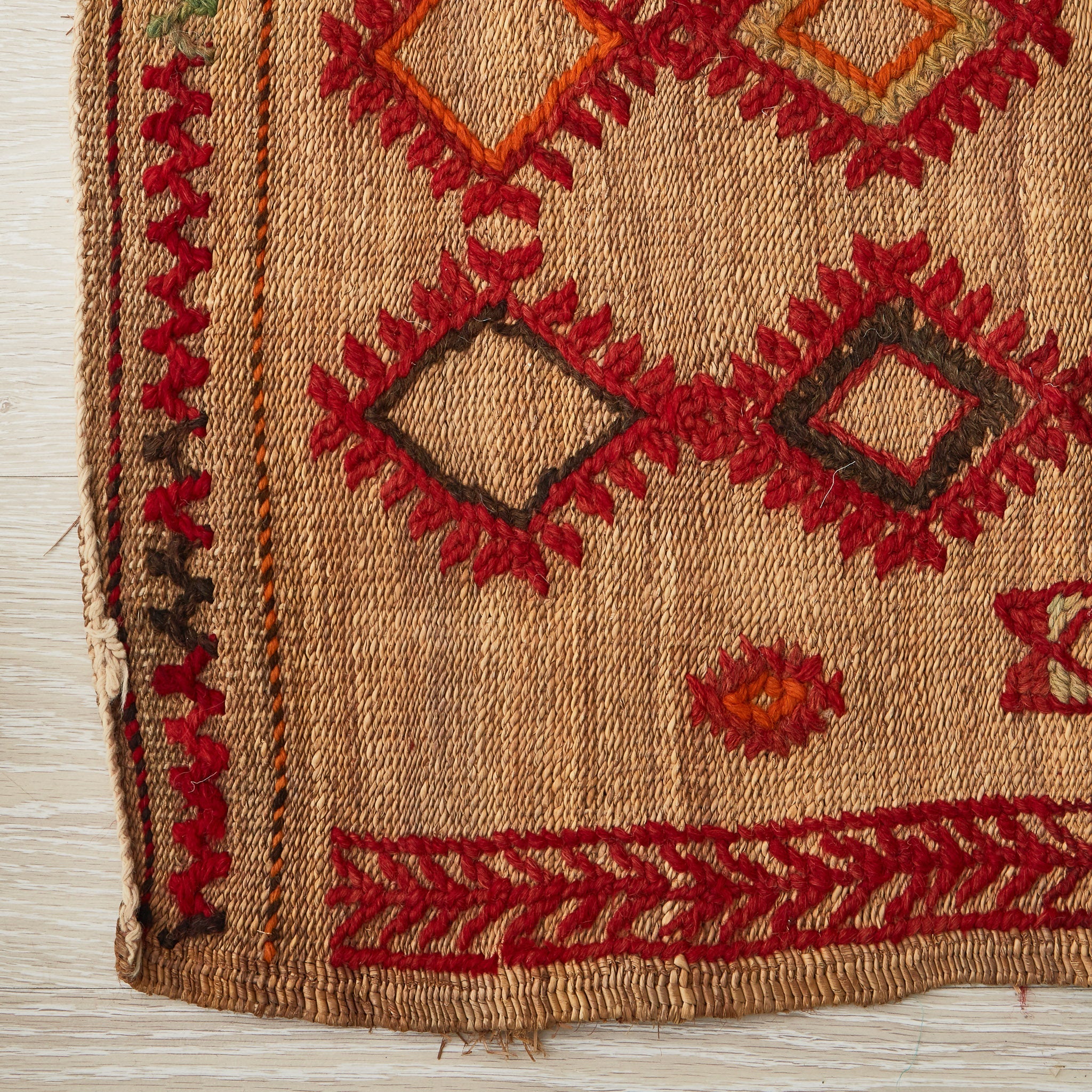tappeto hassira in paglia con tessitura in lana rossa dettaglio angolo senza frangia