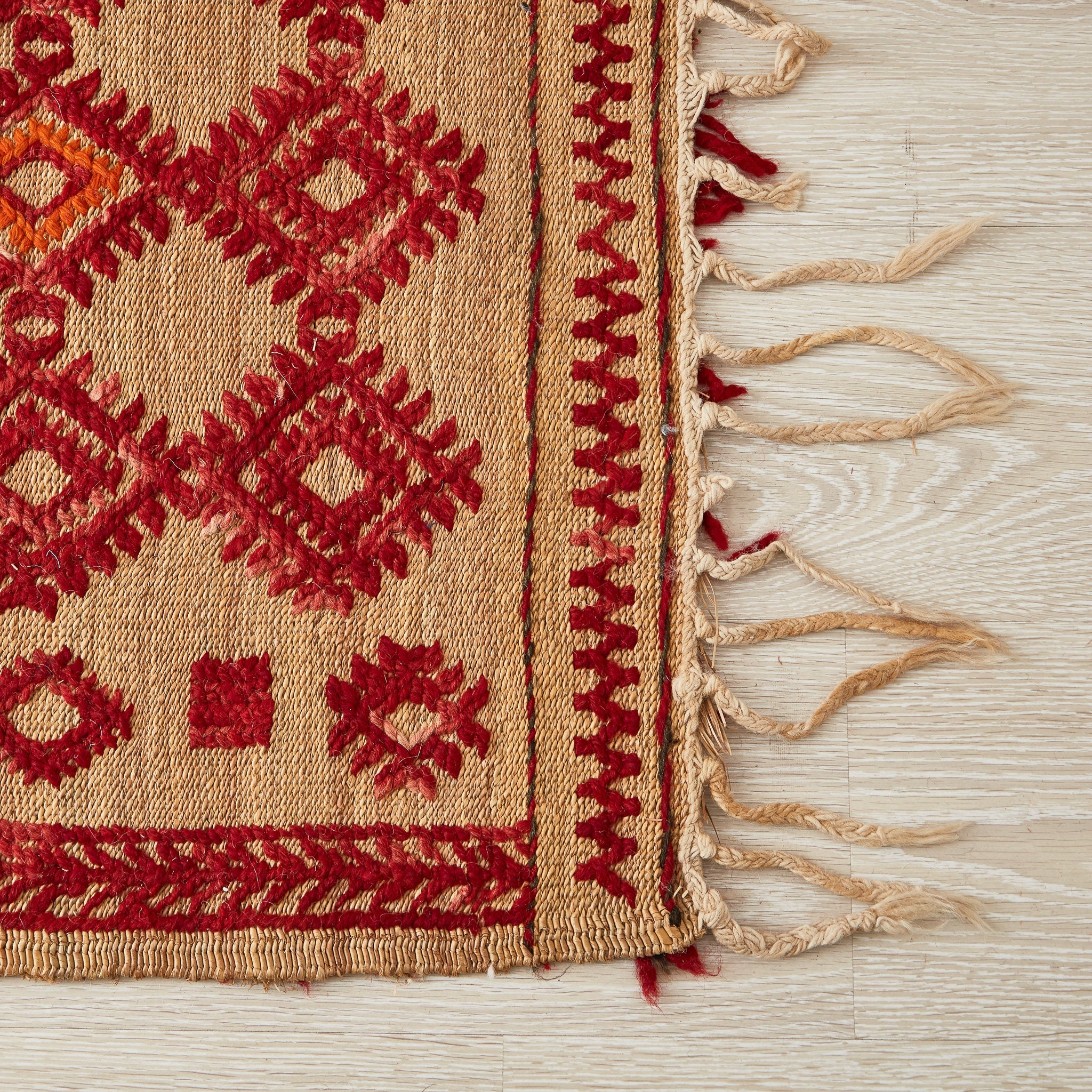 tappeto hassira in paglia con tessitura in lana rossa dettaglio frangia